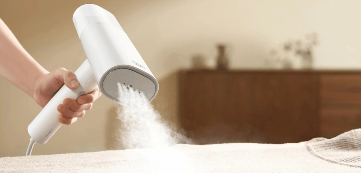 اتو بخار دستی شیائومی | Mi Handheld Garment Steamer با توان ۱۳۰۰ وات، طراحی تاشو و پیش‌گرمایش سریع