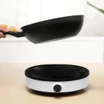 اجاق القایی شیائومی نسخه لایت | Mi Induction Cooker Lite با طراحی مدرن، تنظیم 9 سطحی دما و توان 2100 وات، انتخابی مناسب برای پخت و پز سریع و ایمن است.