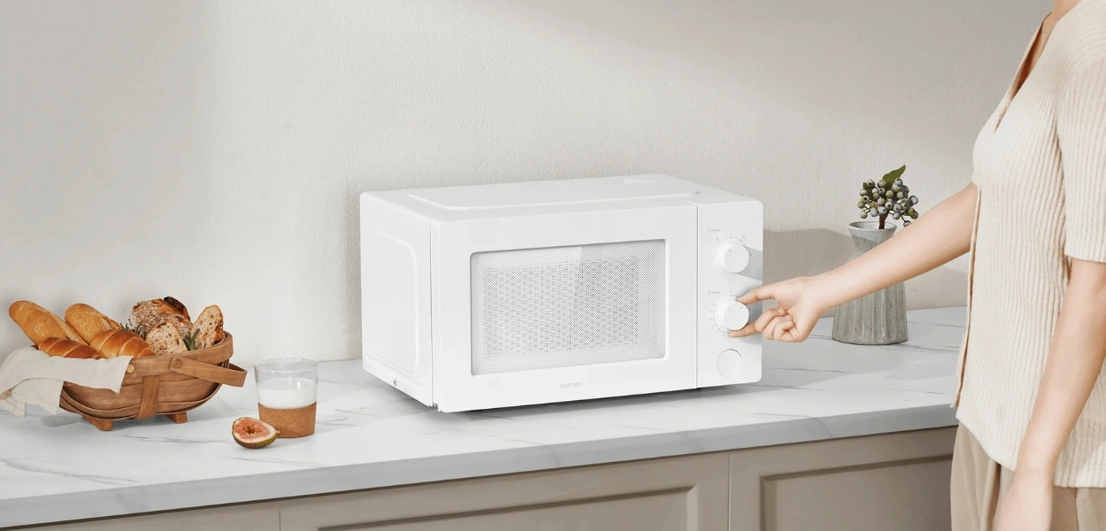 نمای جلویی مایکروویو آون شیائومی مدل Mi Microwave Oven با دکمه‌های چرخشی و طراحی ساده.