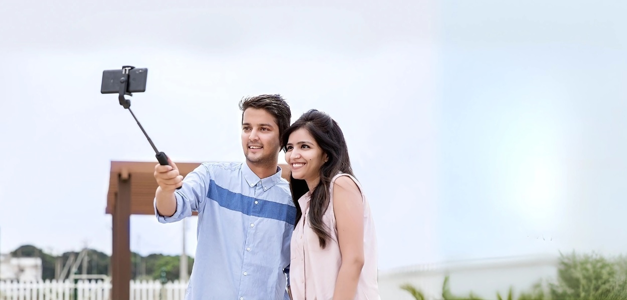 مونوپاد و سه‌پایه شیائومی | Mi Selfie Stick Tripod با طراحی دوکاره و شاتر بلوتوثی جداشونده